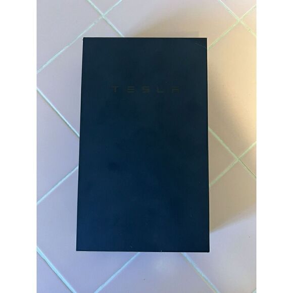 Tesla Leather Iphone X Folio Case Black New In Box - Picture 4 of 4